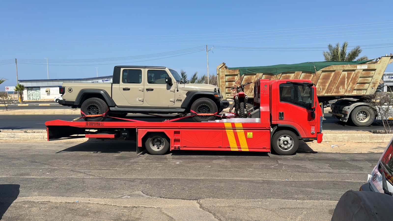 سطحة تنقل سيارة جيب - نقل السيارات الكبيرة