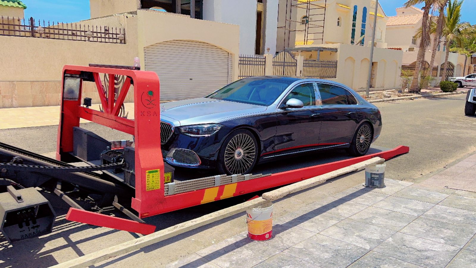 سطحة تنقل سيارة مرسيدس فاخرة - خدمة سطحة جنوب الرياض